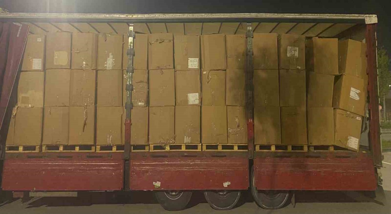 Kocaelide sahte belgeli tırda tonlarca kaçak tütün ele geçirildi