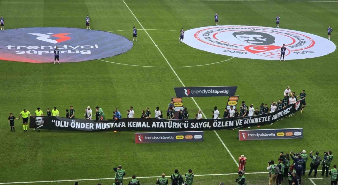 Kocaelispor - Galatasaraylı futbolcular sahaya 10 Kasım pankartıyla çıktı