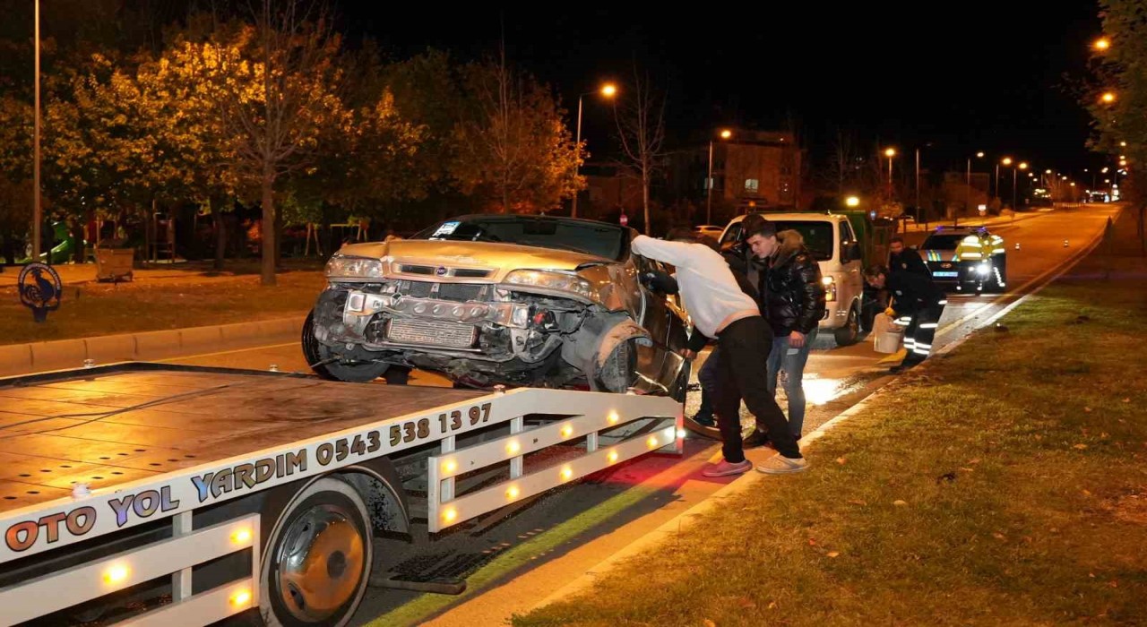 Kontrolden çıkan  otomobil önce kaldırıma sonra orta refüjdeki Yavaş levhasına çarptı