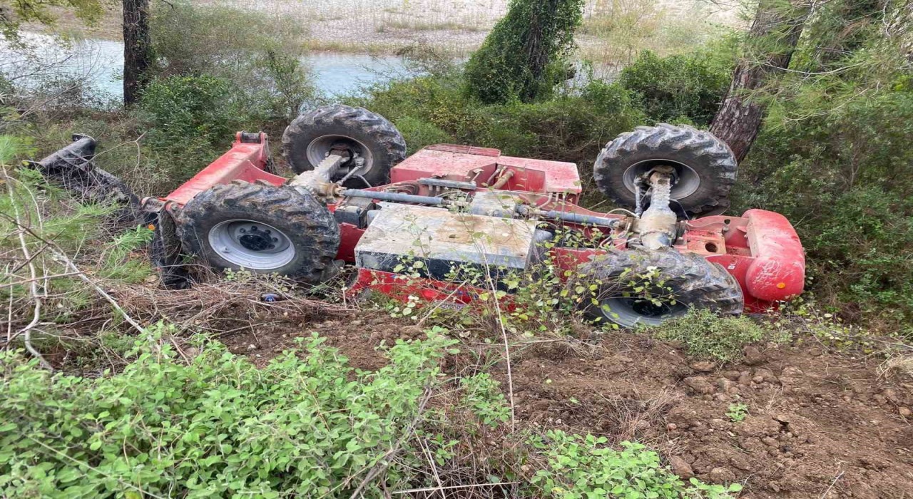 Kontrolden çıkan iş makinası şarampole devrildi: 1 yaralı