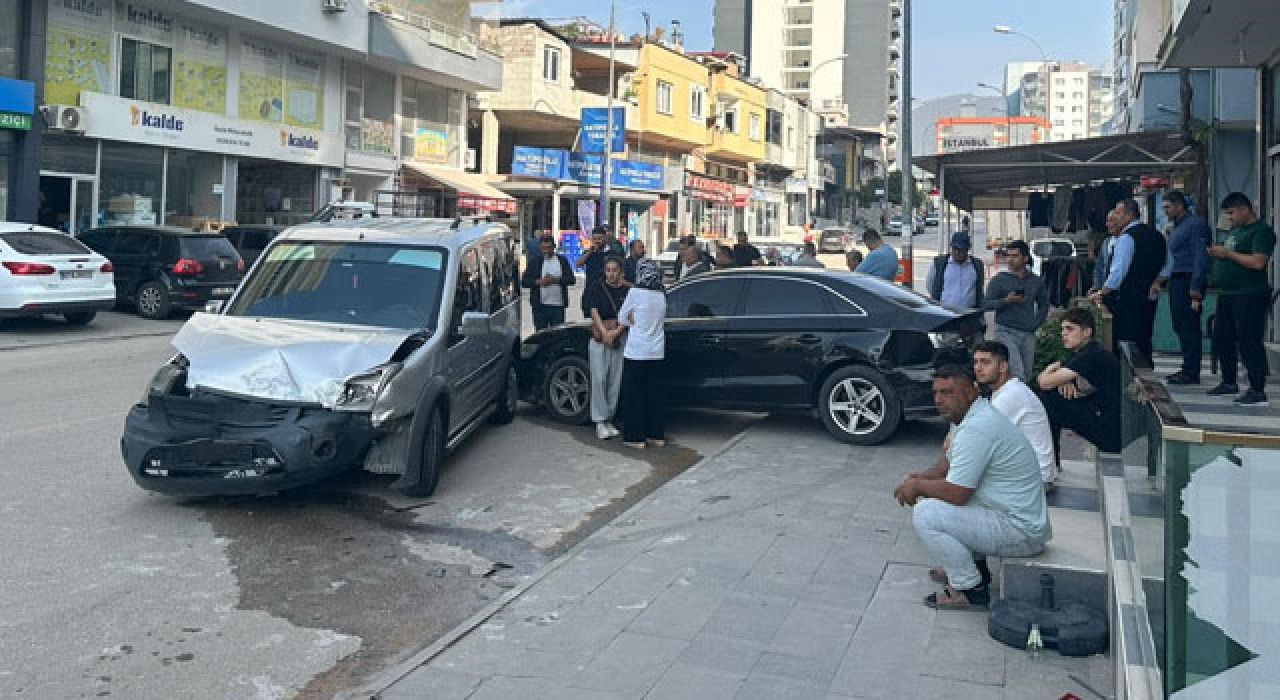 Kontrolden Çıkan Otomobil Temizlik İşçisini Saniyelerle Teğet Geçti