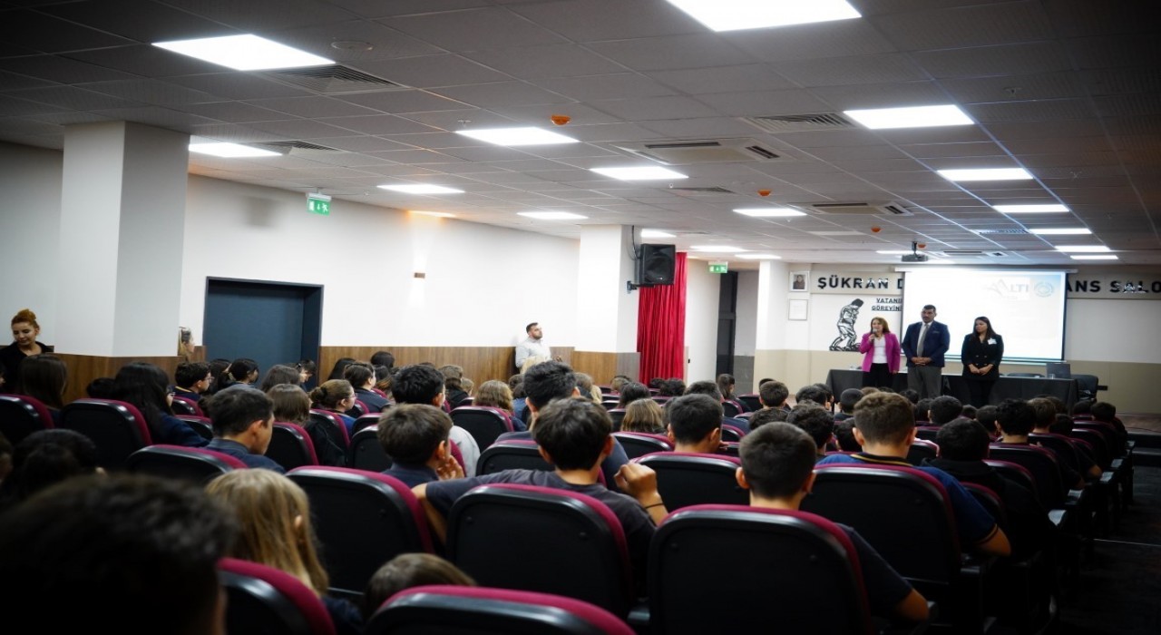 Konyaaltı Belediyesi okul kütüphanesine kitap bağışı yaptı