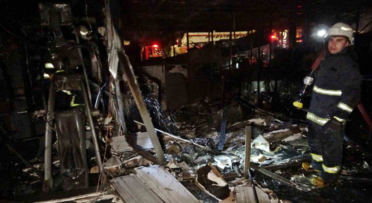 Konyaaltı Sahilindeki kafe yanarak küle döndü, 5 yavru köpek telef oldu