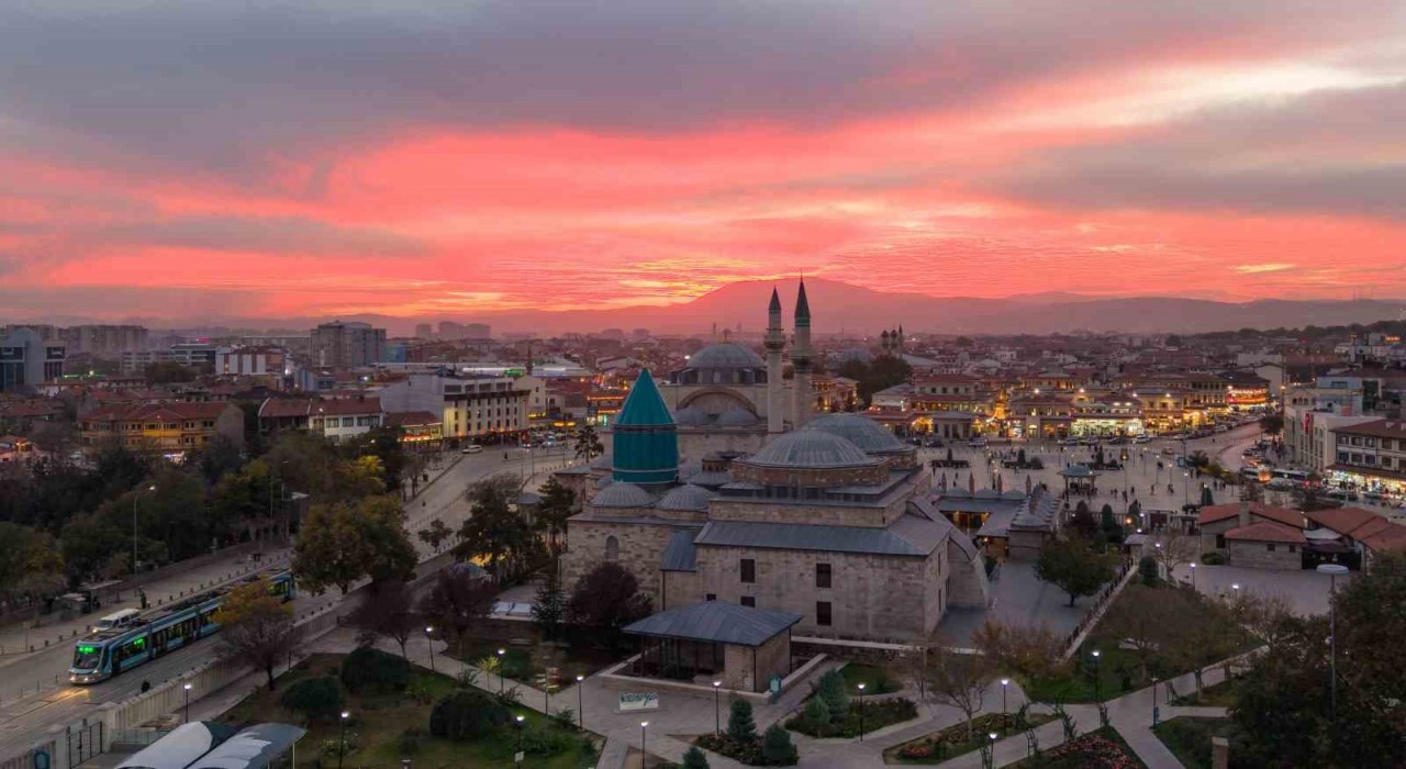 Konyada kartpostallık gün batımı manzaraları