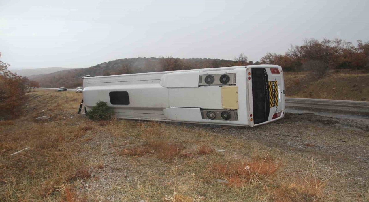 Konyada öğrenci servisi devrildi: 31 yaralı