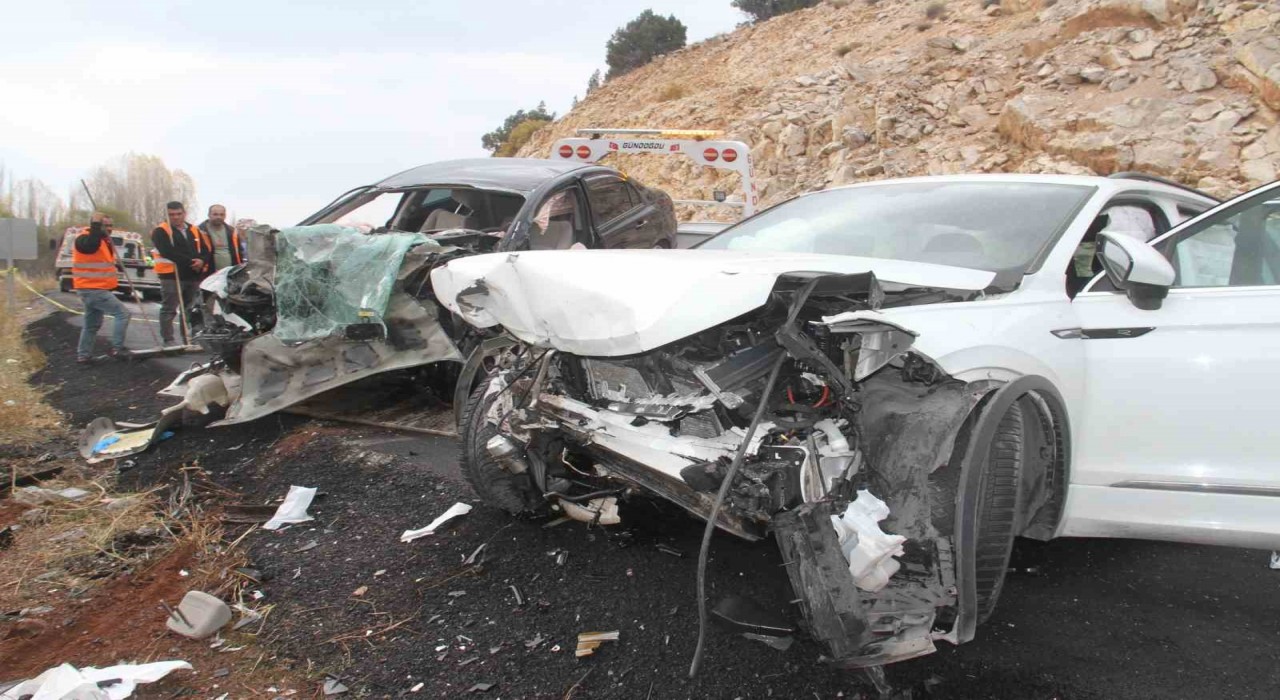 Konyada otomobiller çarpıştı: 1 ölü, 3 yaralı