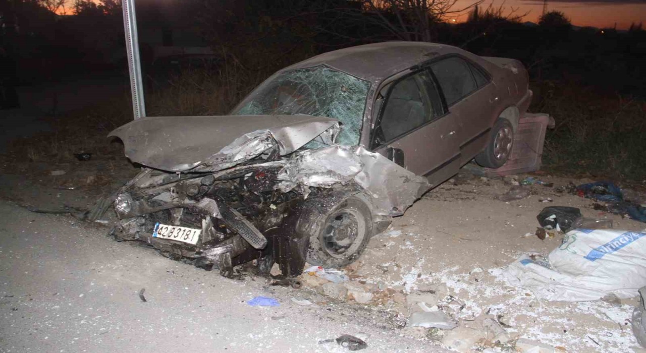 Konyada traktör ile otomobil çarpıştı: 2 yaralı