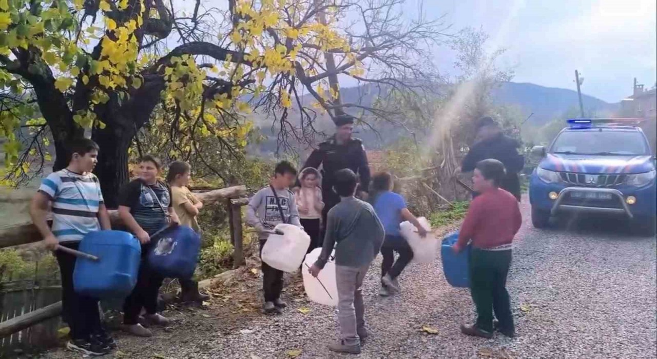 Köy çocuklarından jandarmaya bidonlu Yasemen sürprizi