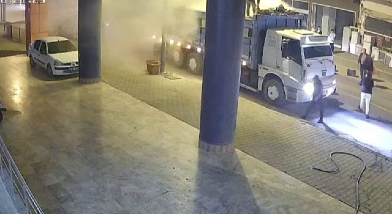 Kozan İlçesinde Seyir Halindeki Kamyonun Kasası Alev Aldı