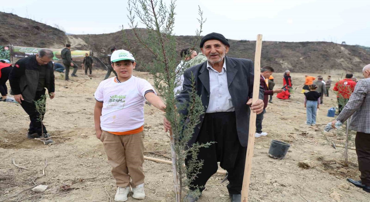 Kozanda yangından etkilenen alana dede-torun fidan dikti