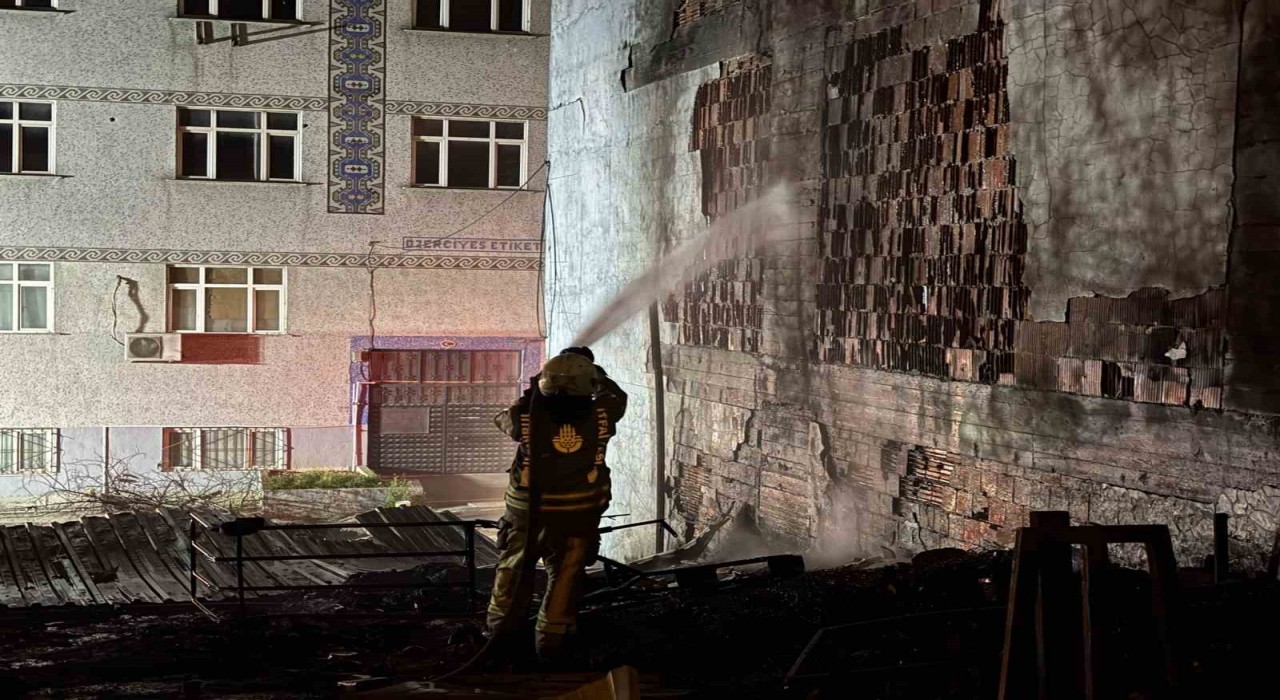 Küçükçekmecede geri dönüşüm atık tesisi alevlere teslim oldu