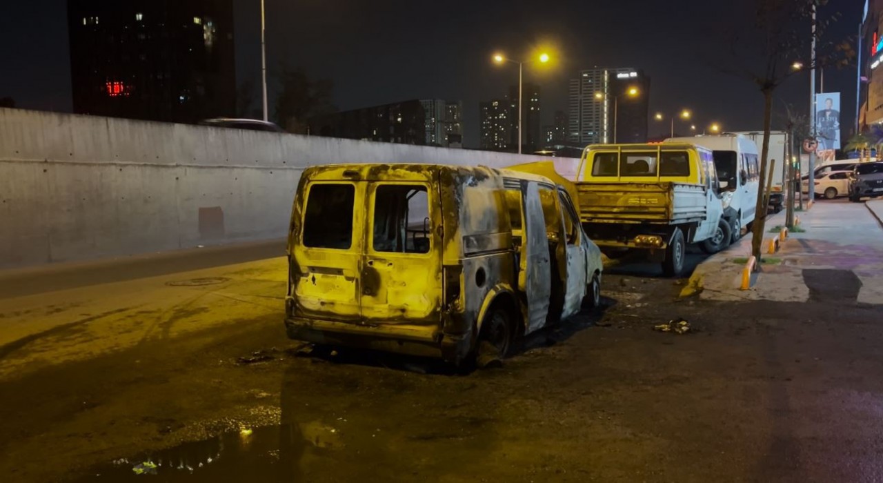 Küçükçekmecede hafif ticari araç alev alev yandı