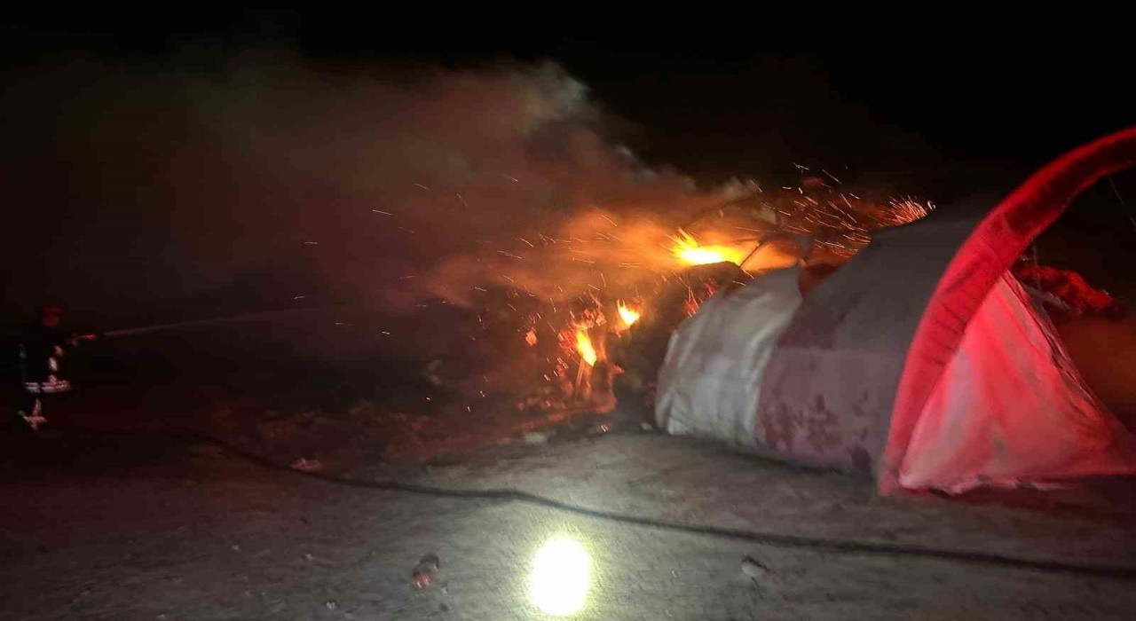 Kuluda bahçedeki saman balyaları alev alev yandı