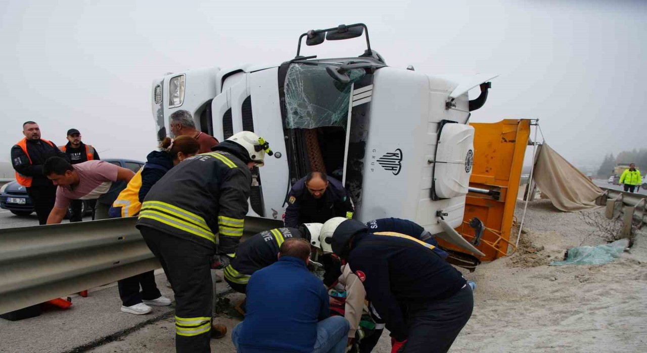 Kum yüklü tır devrildi: Sıkışan sürücü itfaiye tarafından kurtarıldı