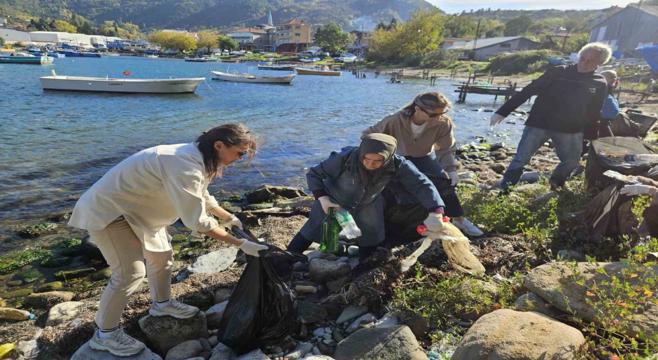 Kurucaşilede 2 saatte 30 poşet çöp toplandı