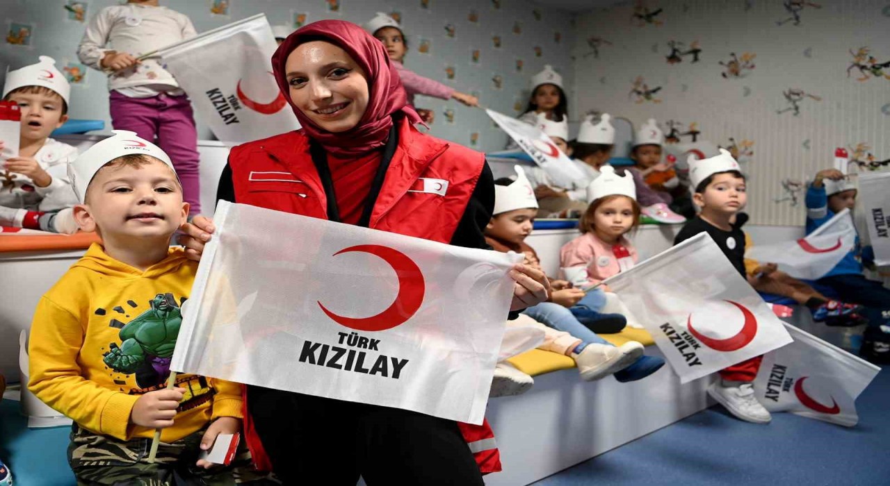 Kuşadası Belediyesi Çocuk Gelişim Merkezinde miniklere Kızılay anlatıldı