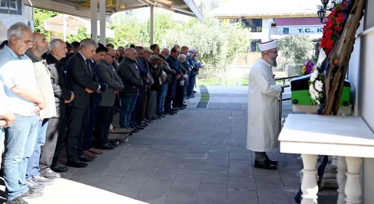 Kuşadasının sevilen doktoru son yolculuğuna uğurlandı