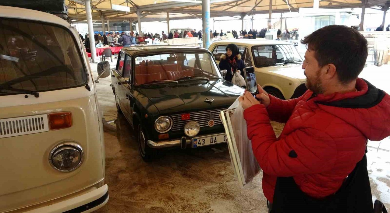Kütahya Antika Pazarında Klasik Araba Sergisine yoğun ilgi