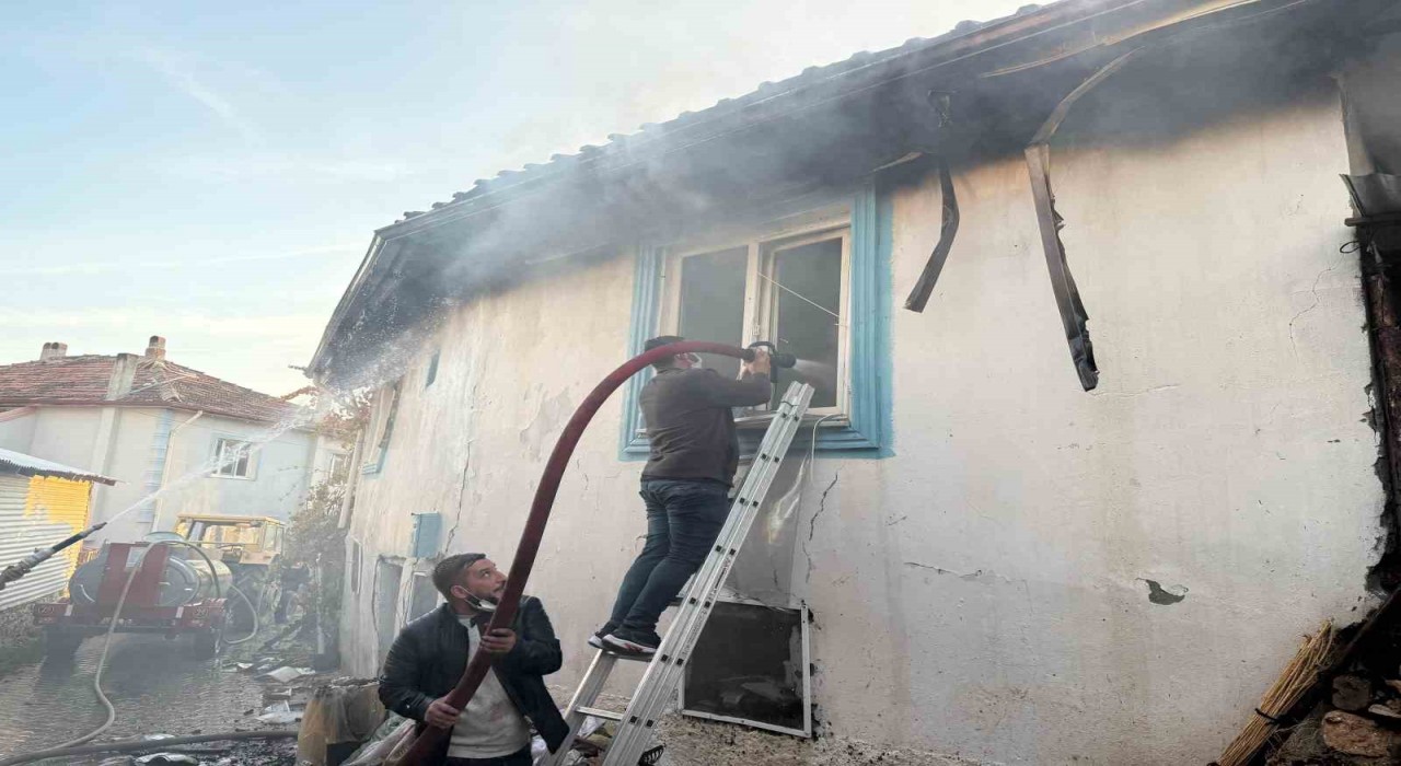 Kütahyada çıkan yangında iki ev ve bir ahır kullanılamaz hale geldi