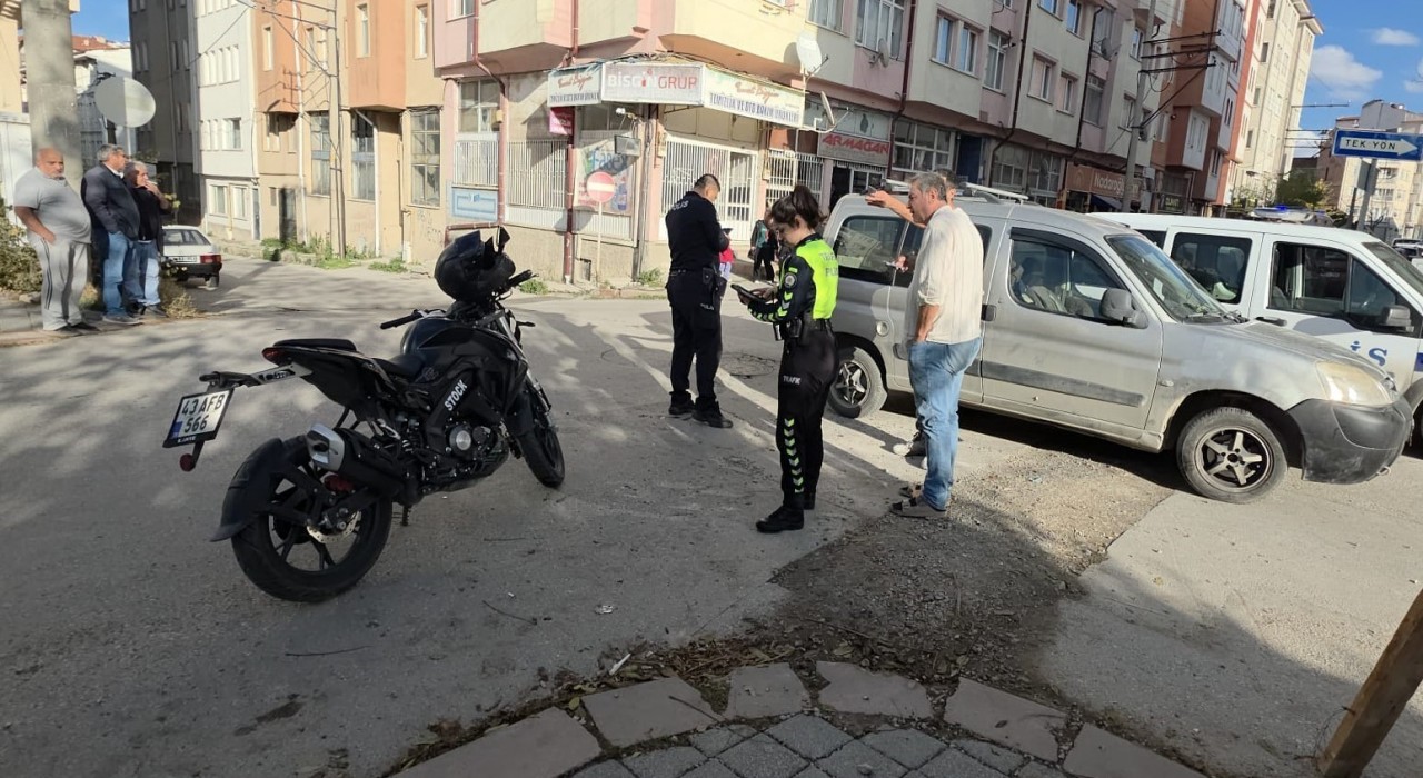 Kütahyada hafif ticari araç ile motosiklet çarpıştı: 1 yaralı