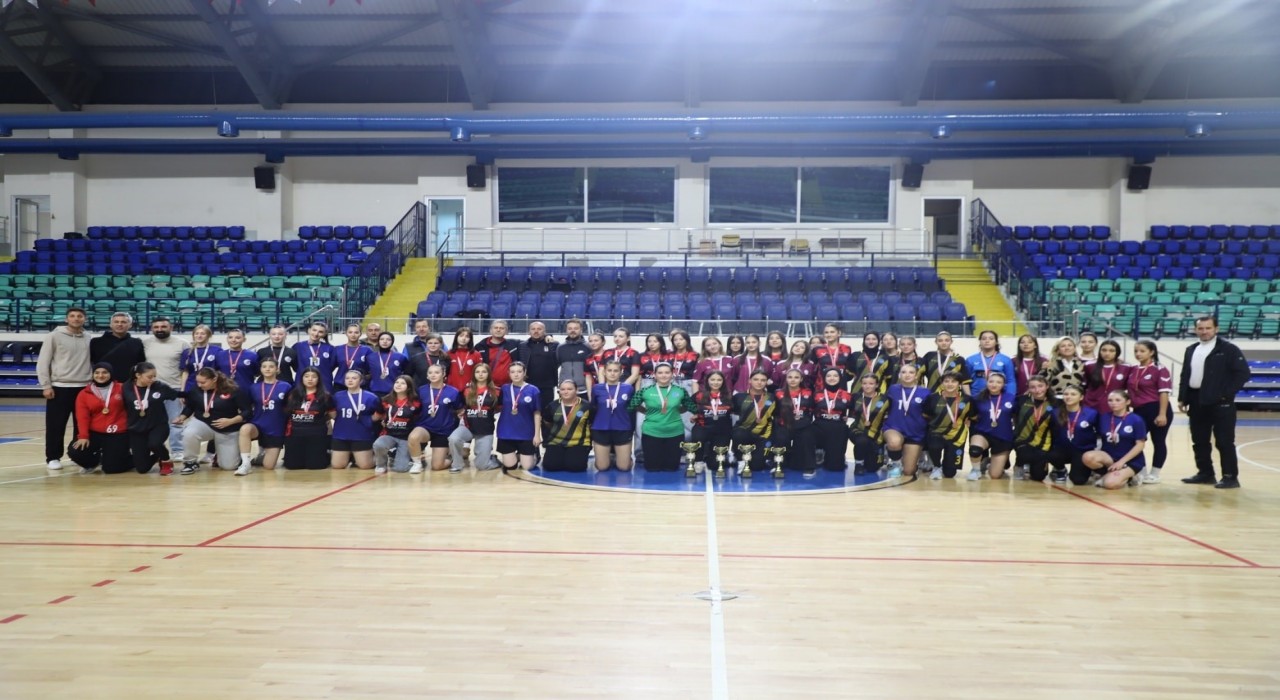 Kütahyada Okullar Arası Genç Kızlar Hentbol müsabakaları sona erdi