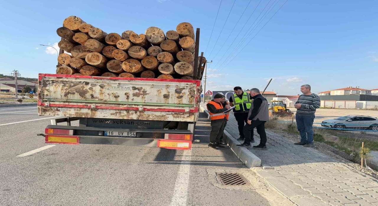 Kütahyada orman emvali yüklü araçlar denetlendi