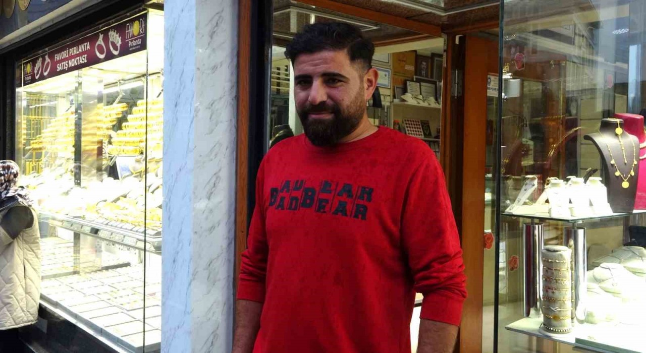 Kuyumcunun yanlışlıkla fazladan yaptığı ödemeyi iade etti