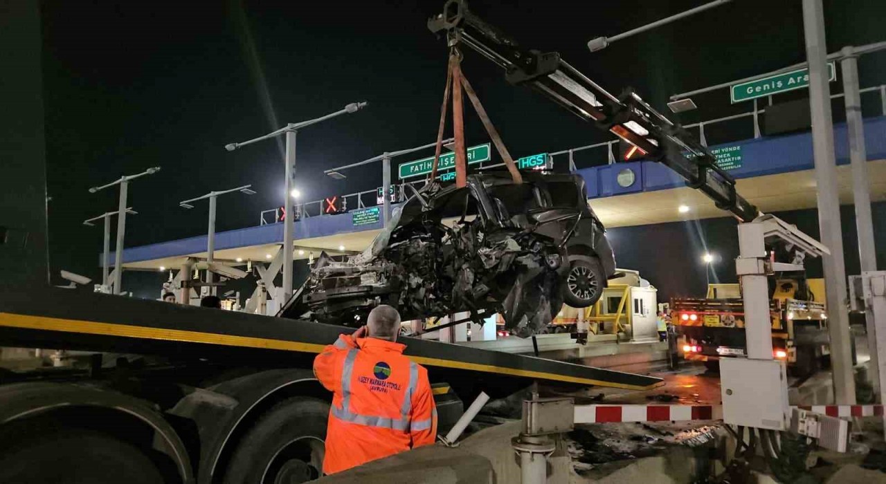 Kuzey Marmara Otoyolunda otomobil gişeye girdi: 1 ağır yaralı