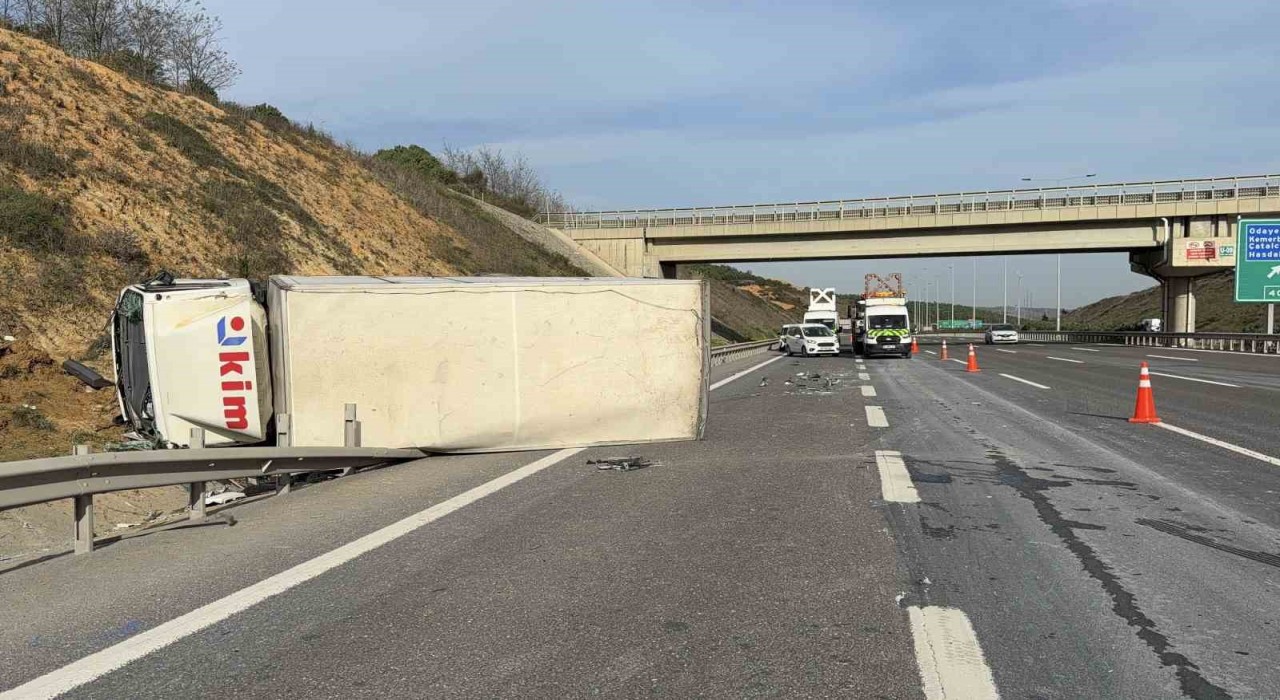 Kuzey Marmara Otoyolunda zincirleme kaza: Aynı firmaya ait iki kamyon kazaya karıştı