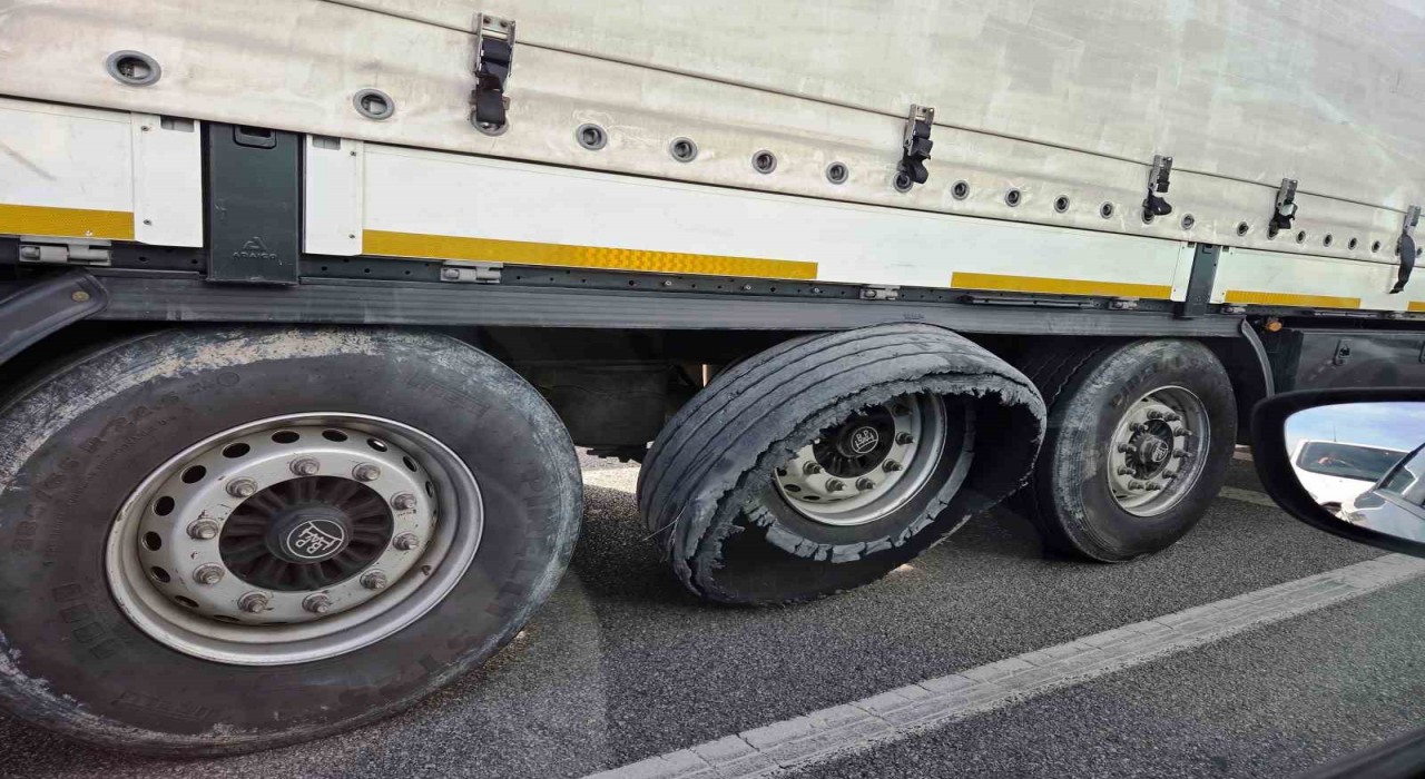 Lastiği parçalanan tırın tehlikeli yolculuğu