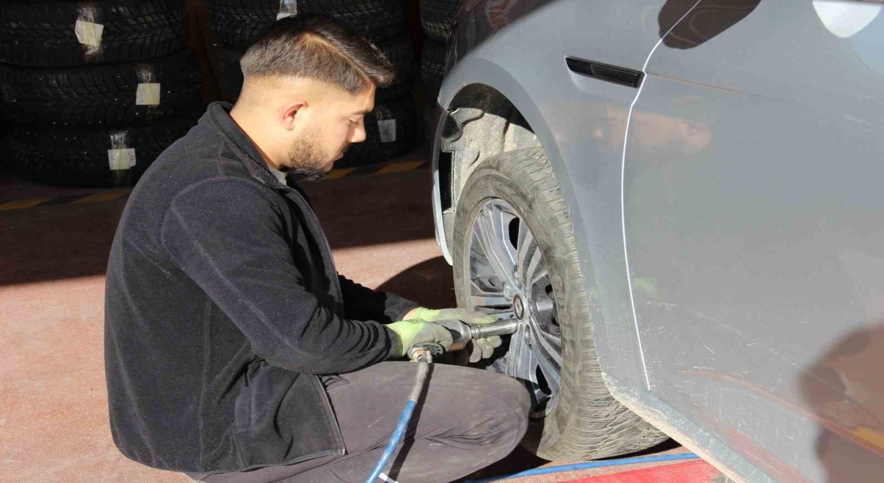 Lastikçilerin kış lastiği mesaisi erken başladı