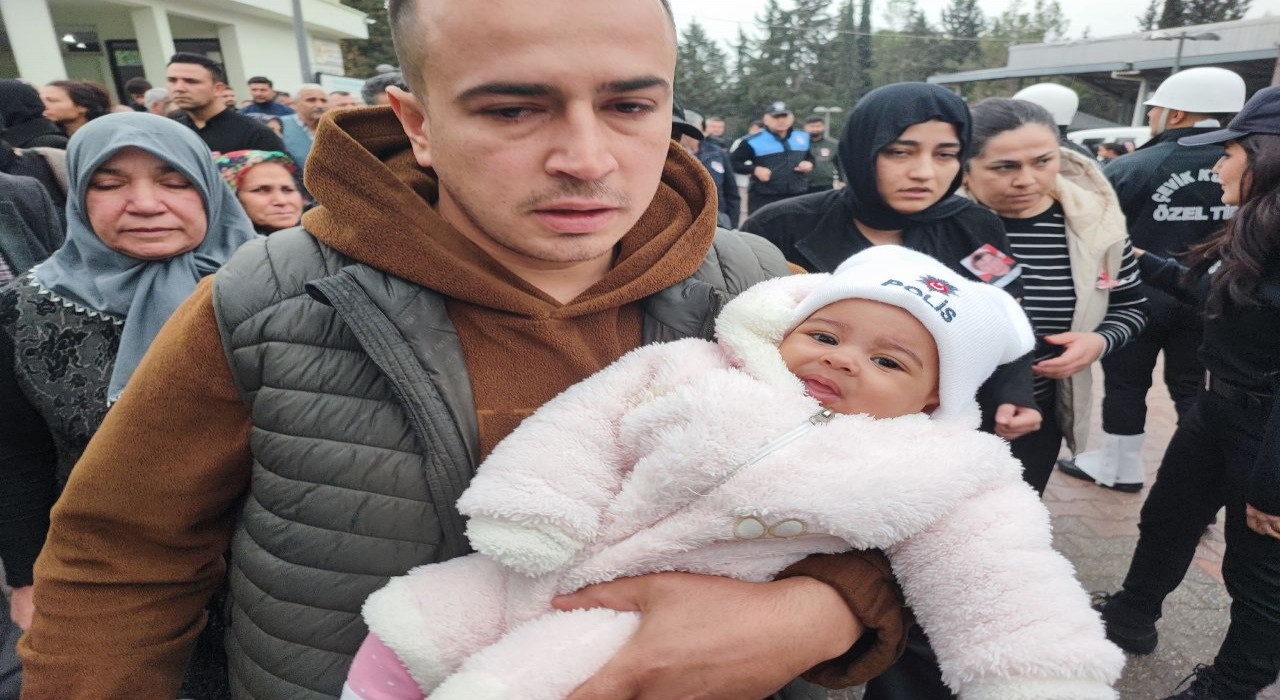 Lösemiye yenik düşen genç polisi 8 aylık kızı üzerinde polis yazan beresiyle uğurladı