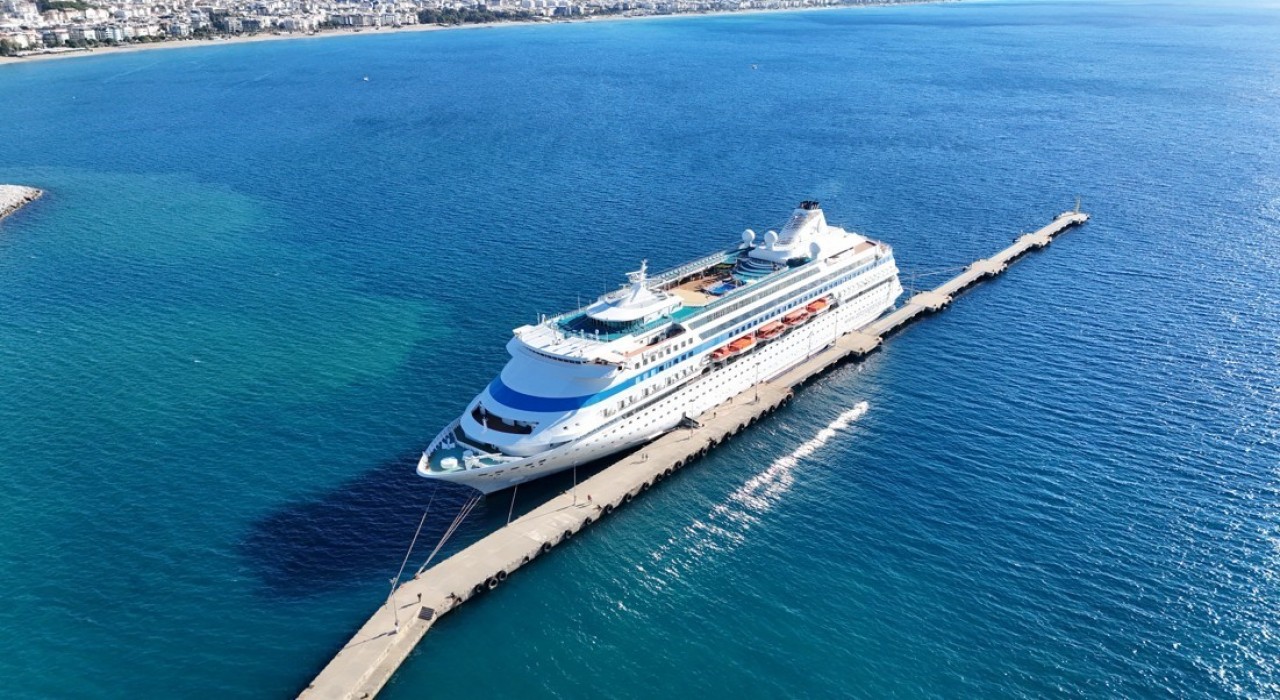 Lüks kruvaziyer 616 yolcu ve 435 mürettebatıyla Alanyaya demirledi
