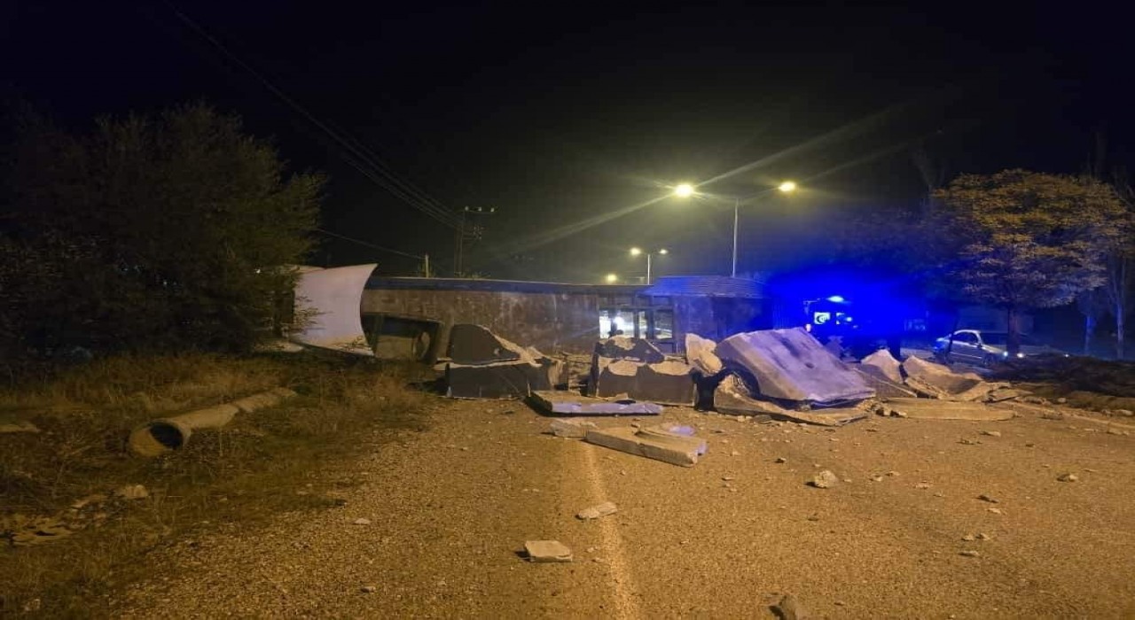 Malatyada devrilen tır yolu kapattı