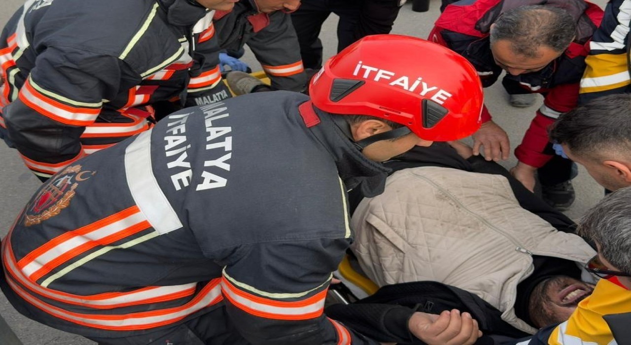 Malatyada kamyonet ile kamyon çarpıştı: 1 yaralı