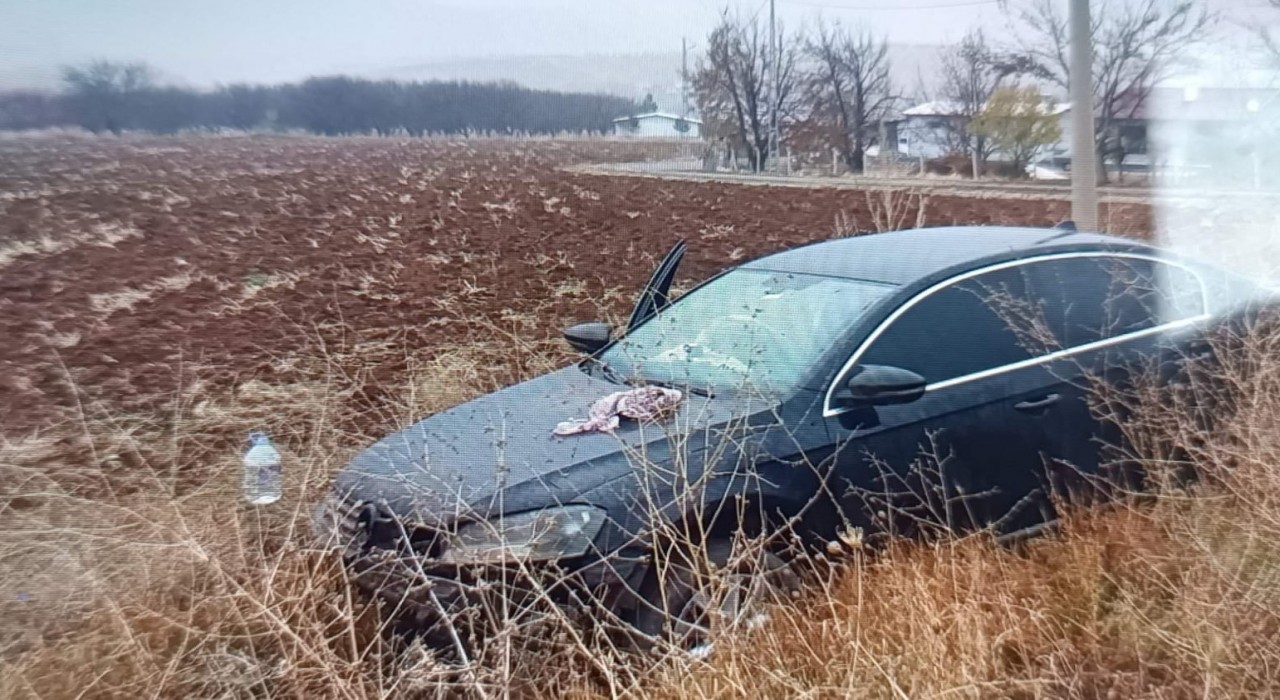 Malatyada kontrolden çıkan otomobil tarlaya girdi: 4 yaralı