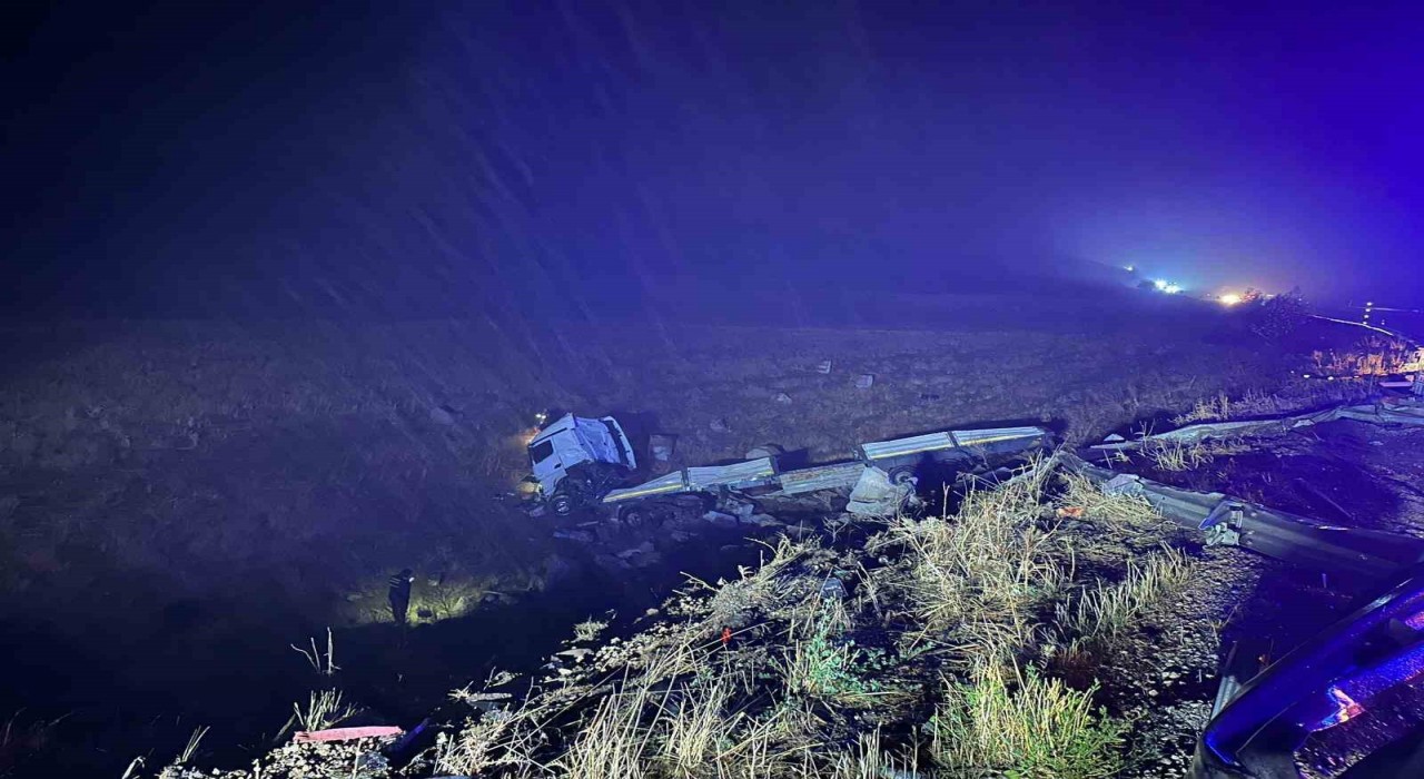 Malatyada şarampole devrilen çekicinin sürücüsü hayatını kaybetti