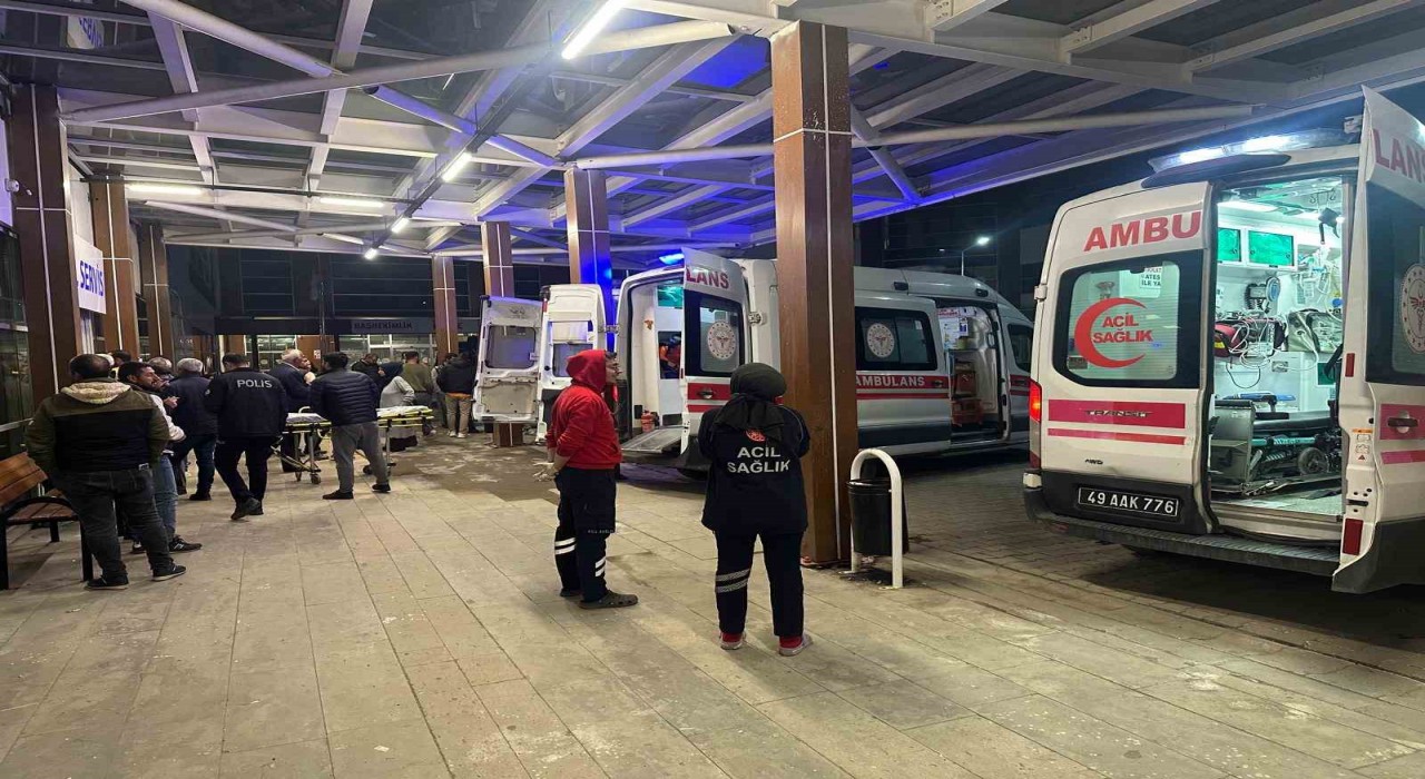 Malazgirtte öğretmenleri taşıyan taksi takla attı: 7 yaralı