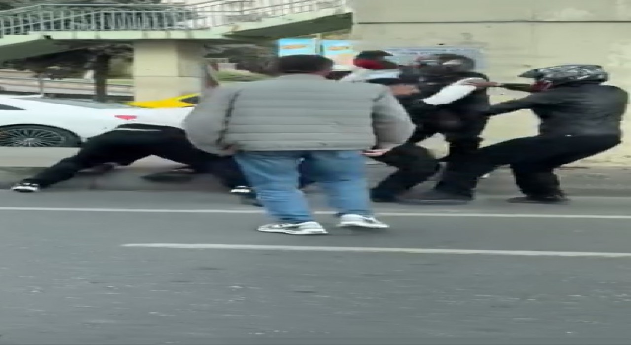 Maltepe E-5te motorcular arasında çıkan kavgada tekme ve yumruklar havada uçuştu