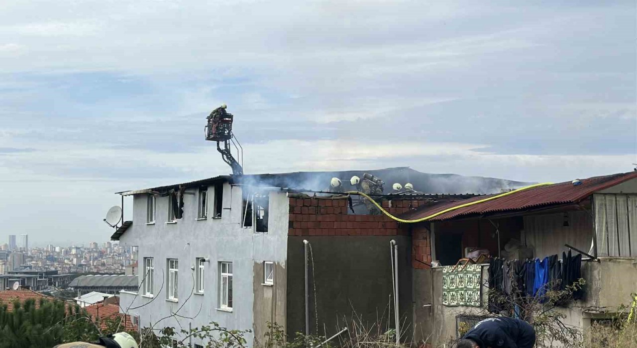 Maltepede binanın çatısı alev alev yandı