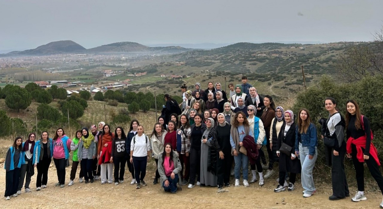 Manisada 61 kadın öğretmen 24 Kasımı Gençlik Kampında kutladı