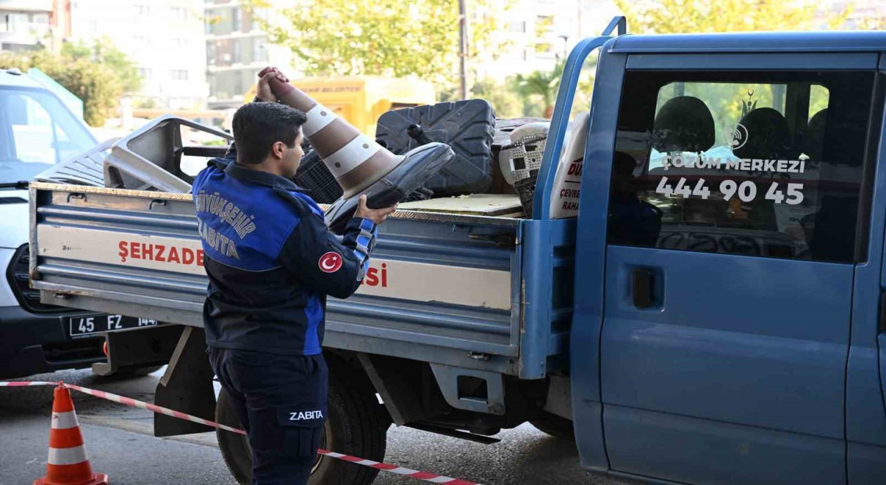 Manisada kaldırımlar vatandaşa geri veriliyor