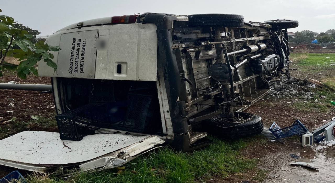 Manisada kamyonet devrildi: 1 ölü, 1 yaralı