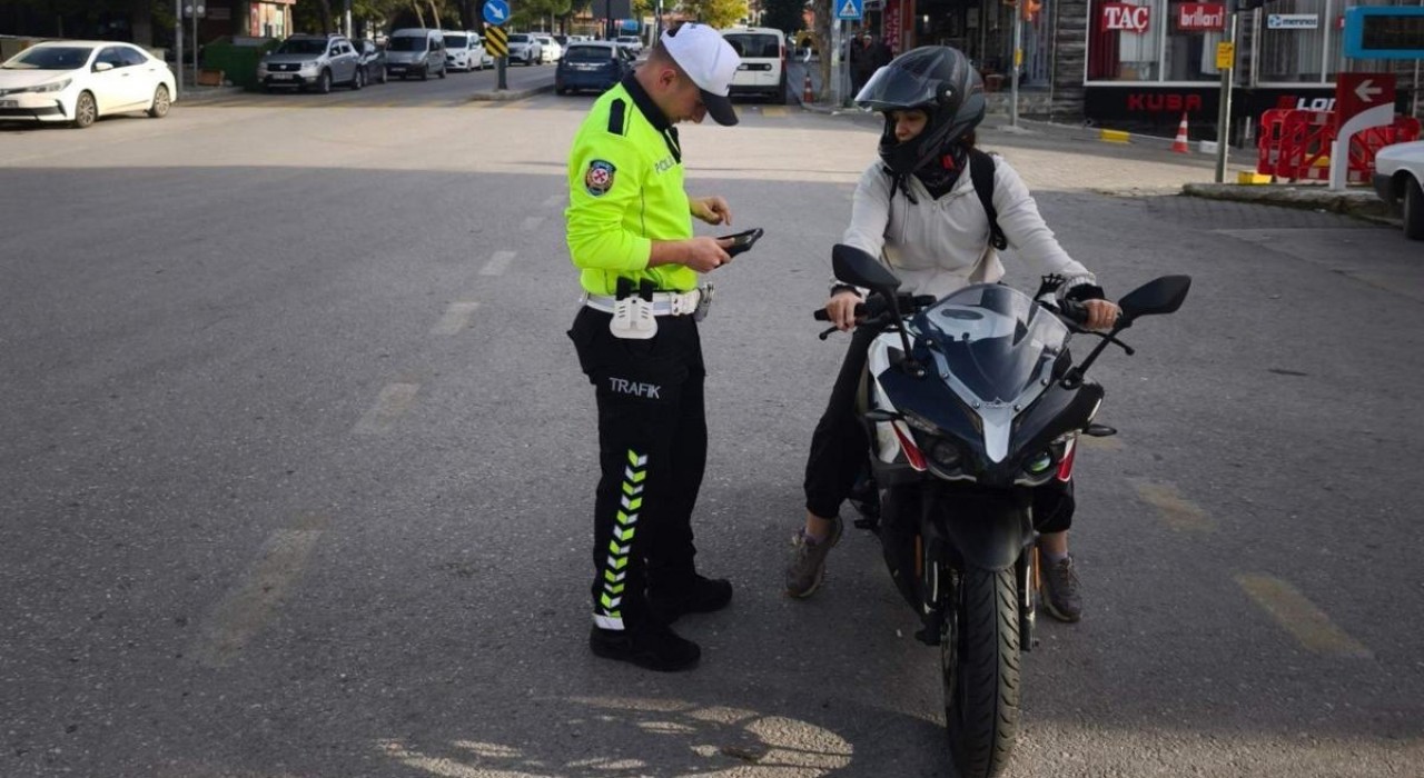 Manisada motosiklet ve film cam denetimi