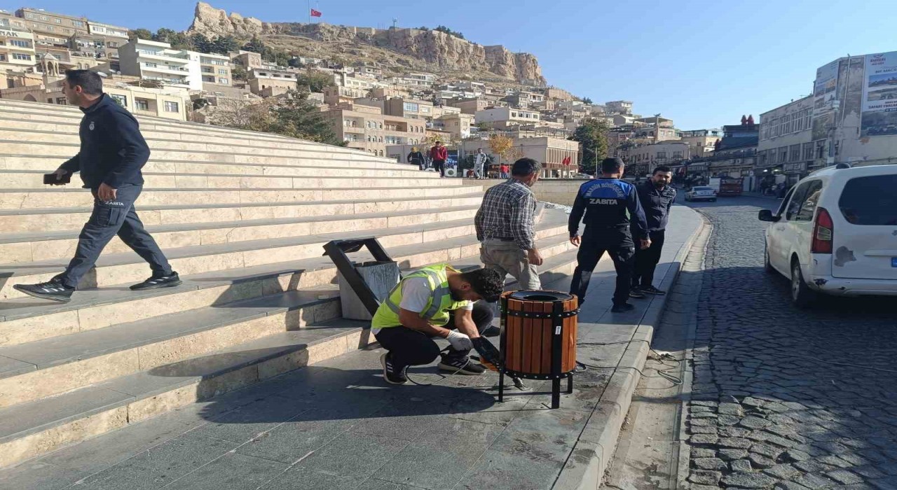 Mardin Büyükşehir Belediyesi Artuklu 1. Caddede çöp kovalarını yeniliyor
