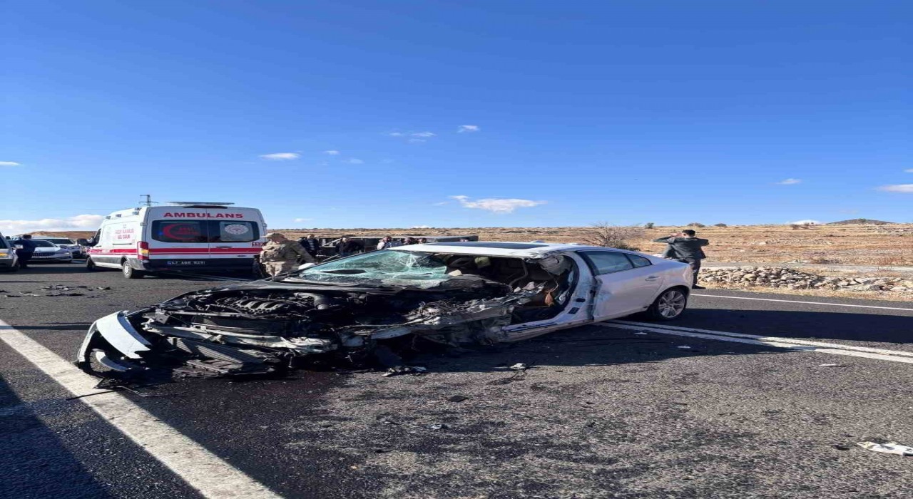 Mardinde otomobil ile açık kasa kamyonet çarpıştı: 2 yaralı