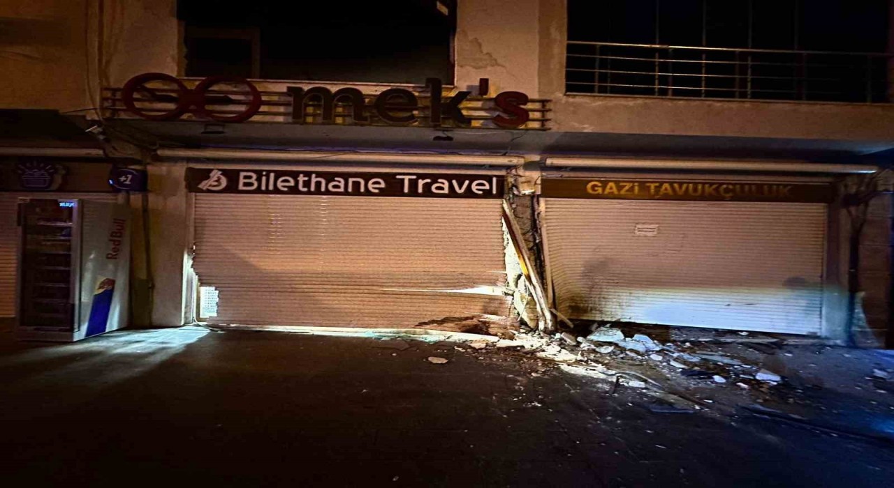 Mardinde otomobil iş yerinin kepengine çarptı: 4 yaralı