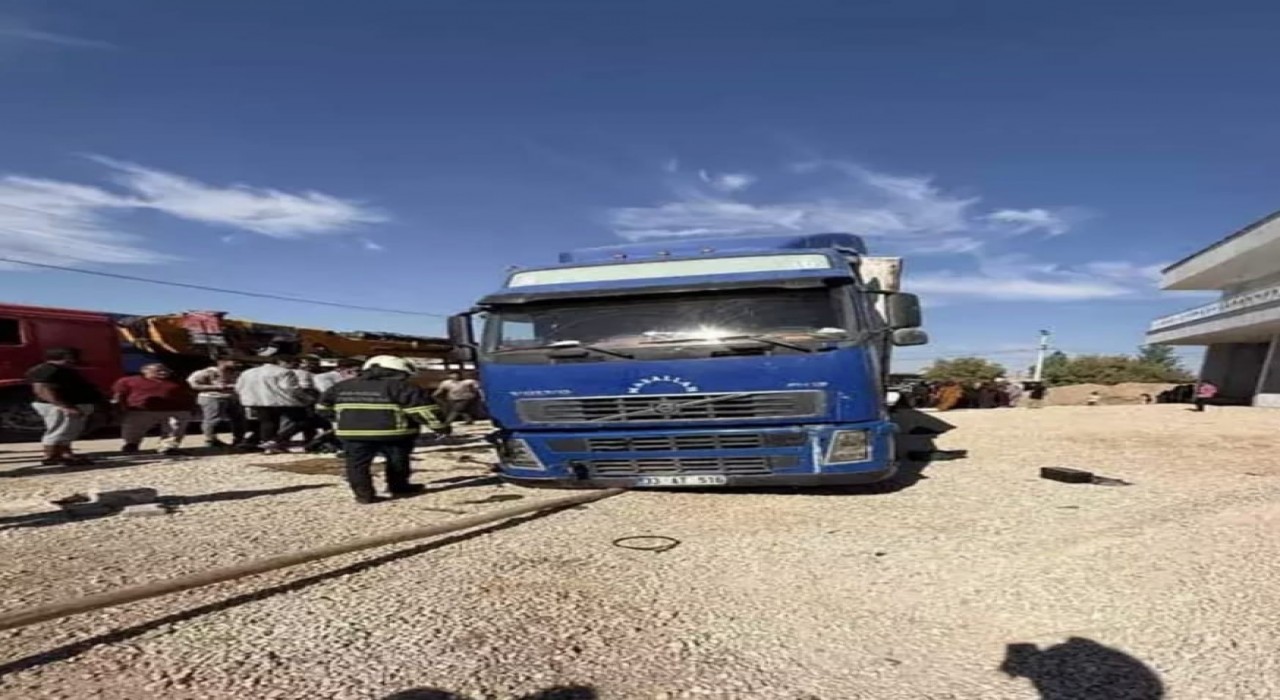 Mardinde patlayan lastiği değiştirmek isteyen tır şoförü aracın altında kaldı