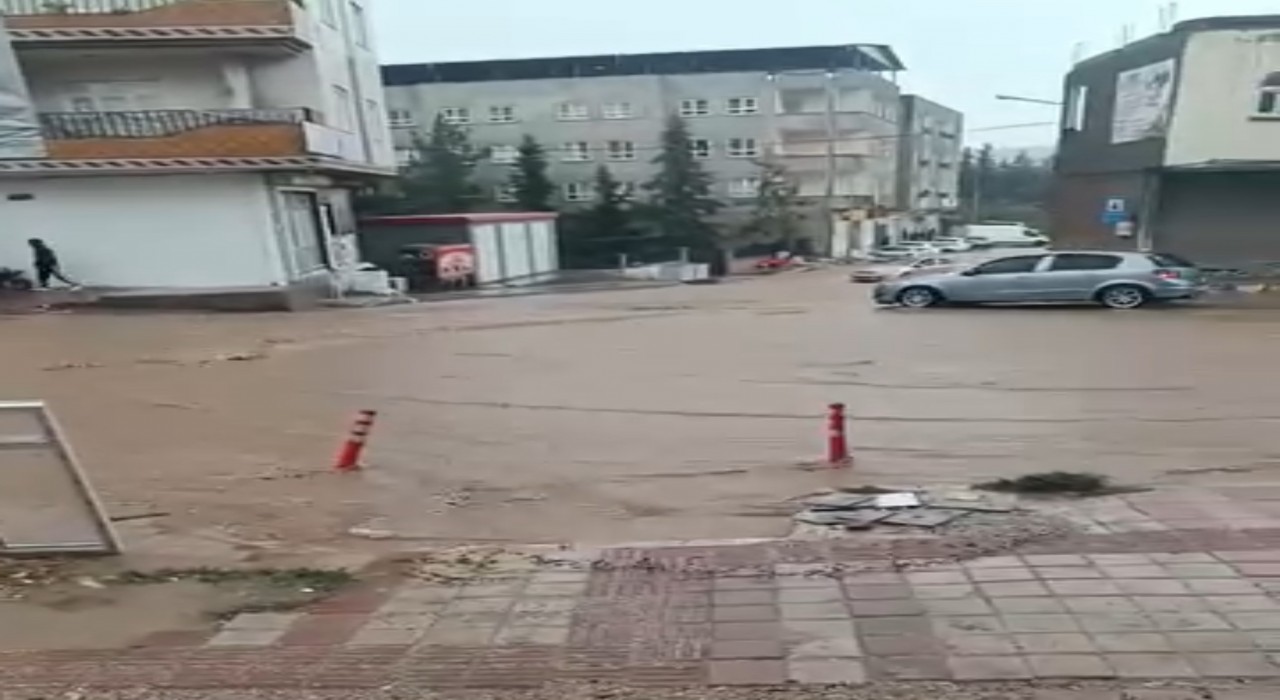 Mardinde sağanak yağış etkili oldu, yollar göle döndü