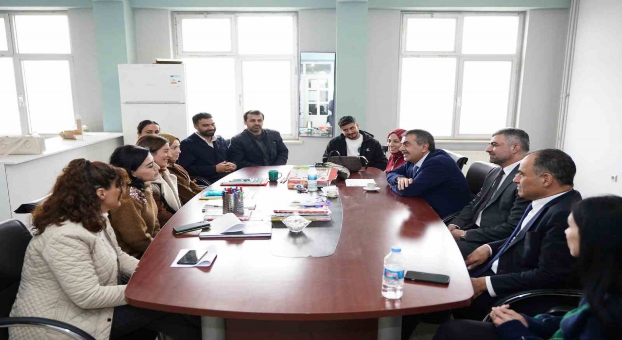 Mardine giden Bakan Tekin, Diyarbakırda yol güzergahında bir okula uğradı
